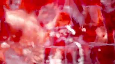 Güzel kırmızı kiremitli havuz suyu