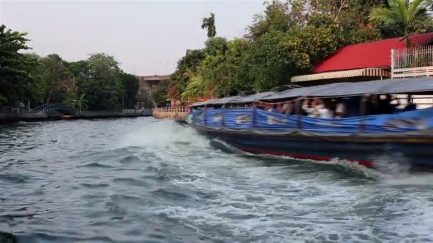 En bild av snabb hastighet flodbåt på en av vattenvägar i Bangkok, Thailand — Stockvideo