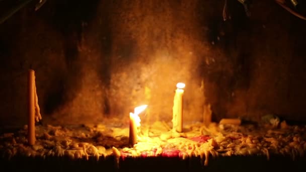 Piękne świeczki dramatyczne światła i topienia wosku — Wideo stockowe