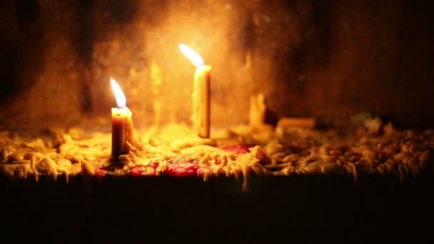 Schöne dramatische Kerzenlichter und schmelzendes Wachs — Stockvideo