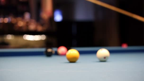 Billard de huit boules joueur hésite prochain coup — Video