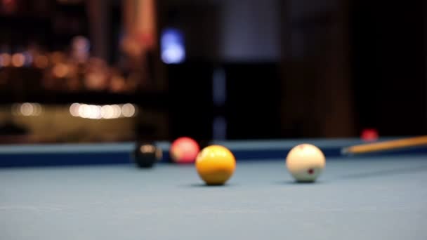 Spela 8-ball pool biljard i en bar — Stockvideo