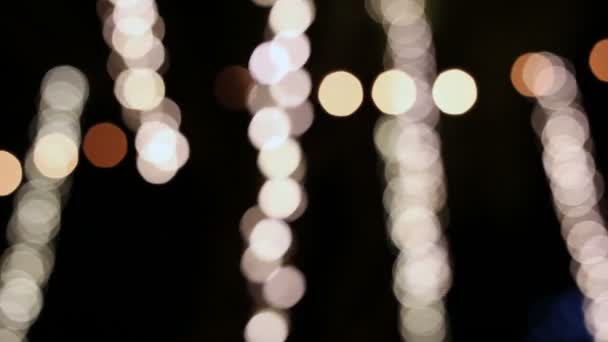 Les lumières floues de particules de LED se balançant la nuit 