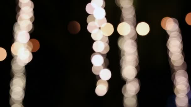 Les lumières floues de particules de LED se balançant la nuit 