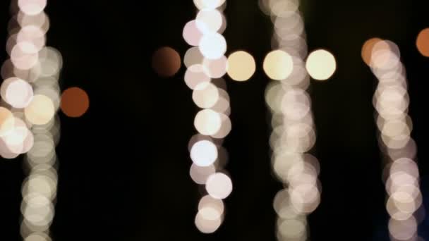 Размытые светодиодные лампы, раскачивающиеся ночью — стоковое видео