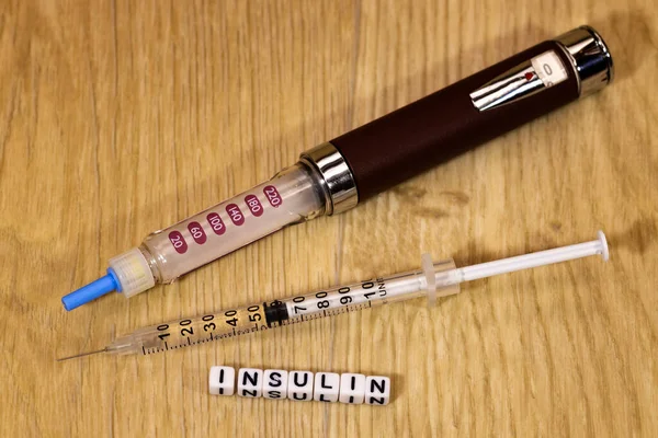 Two insulin syringes and the inscription \
