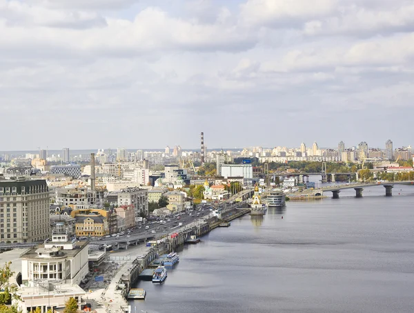 A bela cidade velha de Kiev - a capital da Ucrânia e o Dnieper River Embankment — Fotografia de Stock