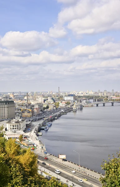 Die schöne alte Kiewer Stadt - die Hauptstadt der Ukraine und das Ufer des Dnjepr — Stockfoto