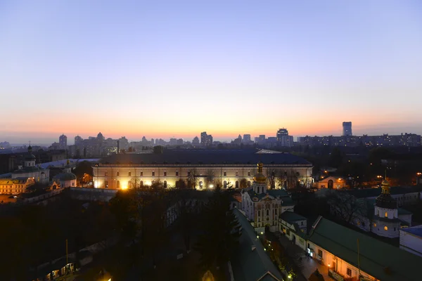Hermosa vista de la noche Kiev y Mystetskyi Arsenal — Foto de Stock