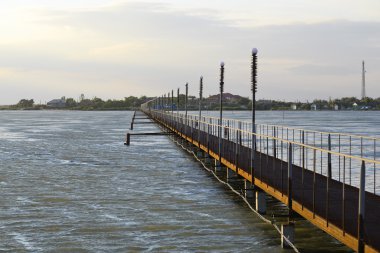 Güzel fırtınalı firth yakınındaki Karadeniz, Ukrayna Odessa bölgesindeki üzerinde köprü