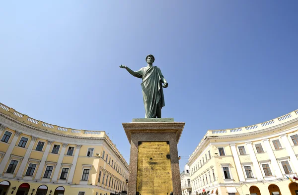 Historisches Denkmal für Herzog von Richelieu in Odessa, Ukraine und klaren blauen Himmel Hintergrund — Stockfoto