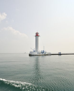 Eski güzel fener ve Odessa, Ukrayna limanda. Açık mavi gökyüzü arka plan üzerinde deniz feneri ile deniz manzarası