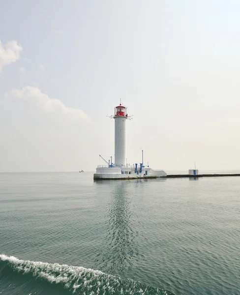 Vieux beau phare et le port d'Odessa, Ukraine. Paysage marin avec phare sur un fond bleu ciel clair — Photo