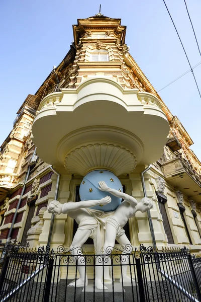 Bela casa com os atlantes em Odessa, Ucrânia. Construído em 1899 — Fotografia de Stock