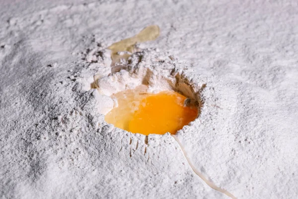 小麦粉の上に卵黄を閉じます パン屋のコンセプト トップ表示 — ストック写真