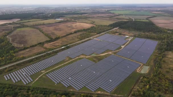 Flygande Dronee Utsikt Över Solkraftverket Överst Sidan Solar Farm Begreppet — Stockvideo