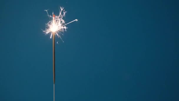 Navidad Feliz Año Nuevo Concepto Cierre Banner Bright Burning Sparkler — Vídeo de stock