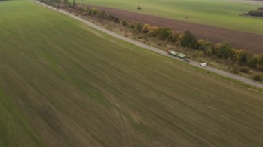 Yoldaki hava aracı görüntüsü, otoban, tarla ve ağaçların manzarası..
