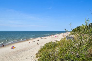 Klaipeda, Litvanya - 16 Ağustos 2017: Baltık Denizi 'nin güzel yaz manzarası, çakıl taşı plajı ve güneşlenen bazı insanlar