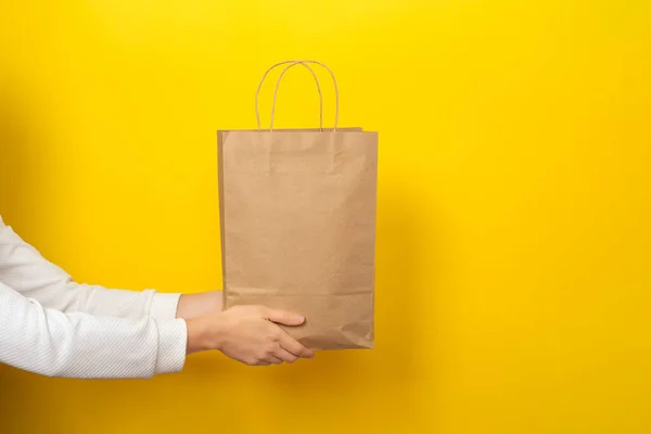 Las Manos Femeninas Sostienen Una Bolsa Regalo Grande Hecha Papel —  Fotos de Stock