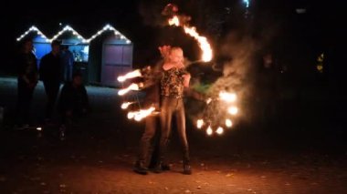 Kamianets-Podilskyi, Ukrayna - 27 Ekim 2020: Kamianets-Podilskyi, Ukrayna 'da bir sokak ateşi gösterisi yapan bir grup genç