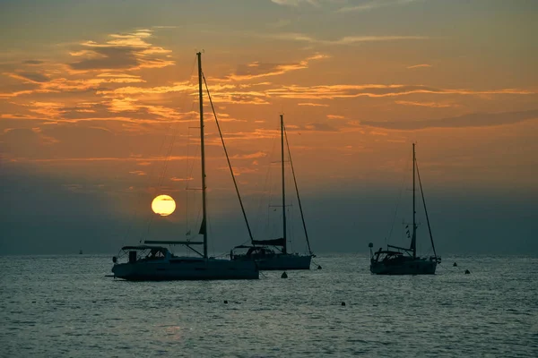 Adriyatik denizi, yatlar ve dolunay, Hırvatistan. Gece deniz manzarası.