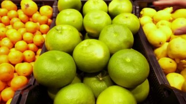 Kadın eli oroblanco, oro blanco ya da marketteki Citrus meyvelerini alır.