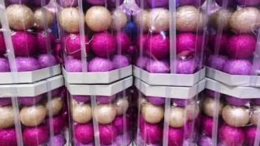 Yeni yıl ya da Noel arkaplanı pembe Noel topları. Kapat..
