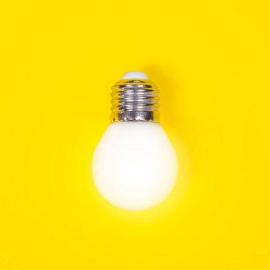 Led lambası sarı arka planda izole edilmiş. LED Ampul