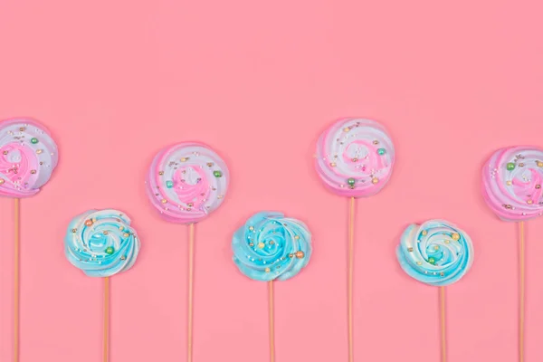 Kleurrijke Marshmallow Meringue Taart Toppers Pastel Roze Achtergrond Trendy Banner — Stockfoto