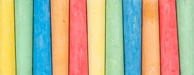 Renkli tebeşirden yapılmış bir arka plan. Kapatın. Renkli tebeşir deseni