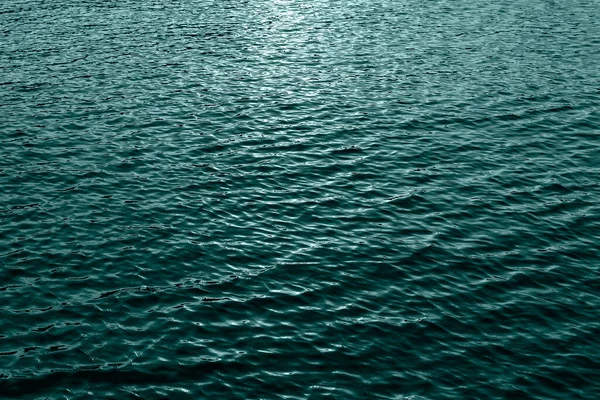 Meerwasser Hintergrund Wellen Auf Blauem Transparentem Wasser Meer Mit Sonnenreflexion — Stockfoto