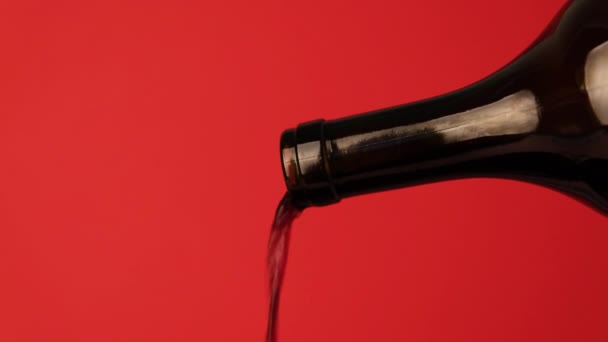 Zamknąć Szyję Butelki Wina Której Nalewa Się Różowe Wino Czerwone — Wideo stockowe