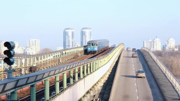 2021年1月2日 乌克兰基辅 地铁接近地面地铁站 乌克兰基辅 地铁和地铁大桥关闭 — 图库视频影像