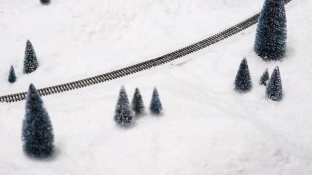 Spielzeug Dampfzug Lokomotive Fährt Durch Winterwald Installation Auflösung Video Neujahr — Stockvideo