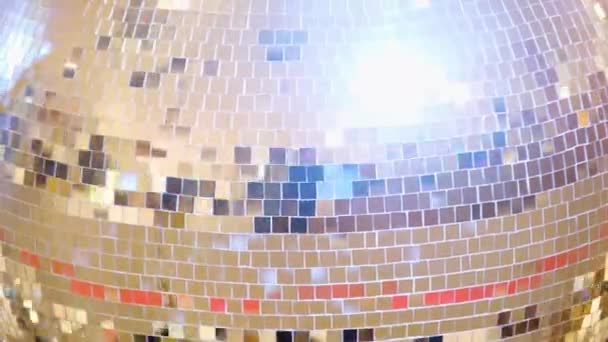 Parlak Büyük Altın Disko Topu Çözünürlüklü Retro Disko Arkaplanını Kapat — Stok video