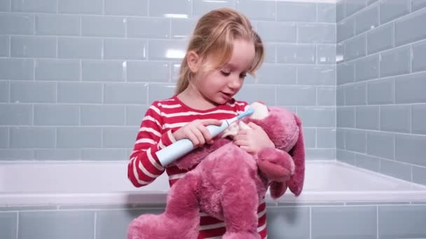 Das Kleine Blonde Mädchen Putzt Sich Modernen Badezimmer Mit Ihrem — Stockvideo