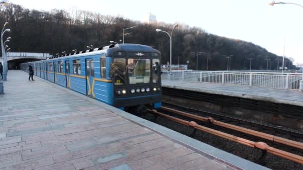 Kiev Ucrânia Janeiro 2021 Comboio Metrô Que Aproxima Uma Estação — Vídeo de Stock