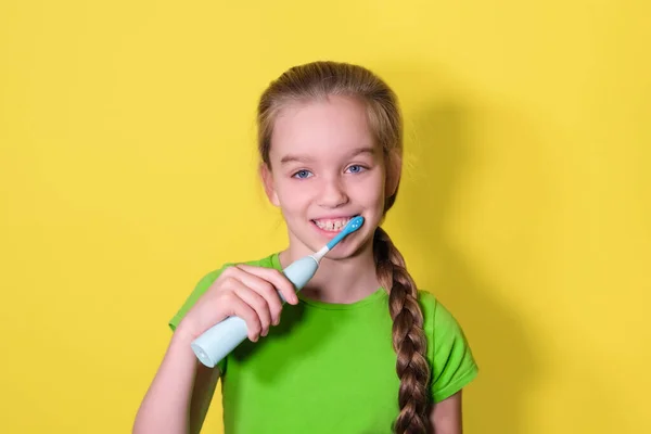 Teenager Girl Brushes Her Teeth Yellow Background Child Girl Green — Stock Photo, Image
