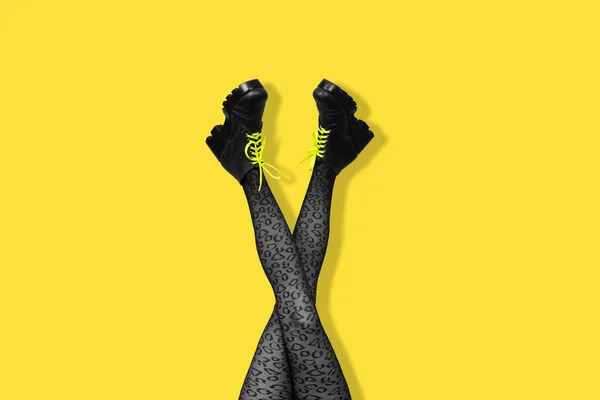 Neue Graue Damenstiefel Mit Leuchtend Gelben Schnürsenkeln Langen Schlanken Gekreuzten — Stockfoto