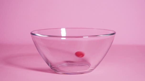 Mouvement Lent Des Bonbons Tombant Dans Bol Verre Sur Fond — Video