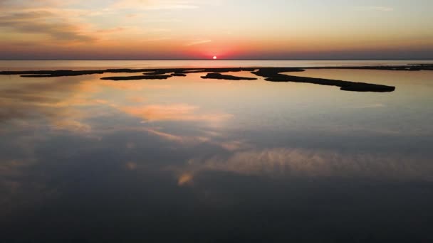 Όμορφη Θέα Της Λίμνης Βράδυ Drone Εναέρια Άποψη Του Ηλιοβασιλέματος — Αρχείο Βίντεο