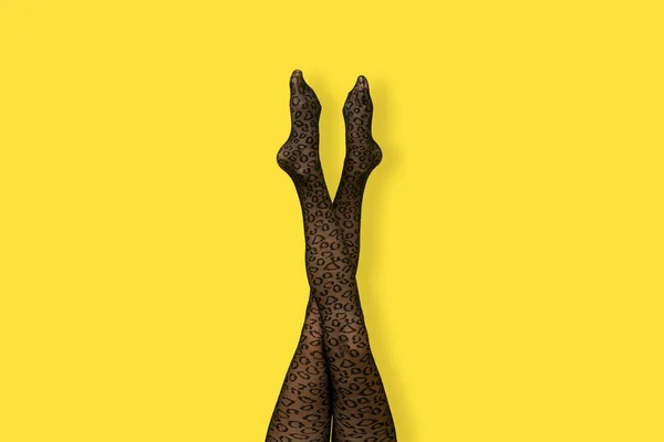Lange Schlanke Beine Einer Jungen Frau Schwarzen Tigerprint Strumpfhosen Auf — Stockfoto