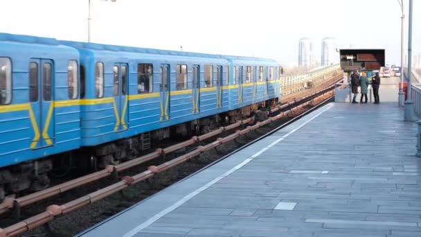 Kiew Ukraine Januar 2021 Bahn Zug Nähert Sich Einer Oberirdischen — Stockvideo