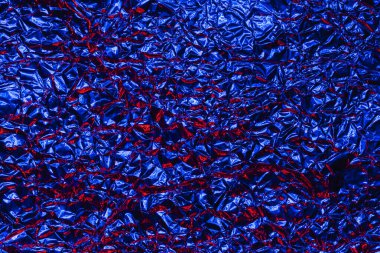 Doku arkaplanı için parlak buruşuk yüzeyi olan mavi folyo arka plan. Yanardöner yüzey kırışık folyo.