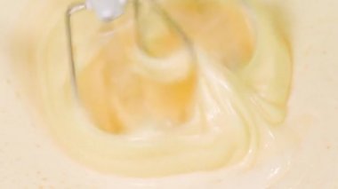 Tatlı ya da pişirme için yumurta çırp ya da şeker ile çırp. Yemek pişirme konsepti. HD çözünürlük videosu, yavaş çekim.
