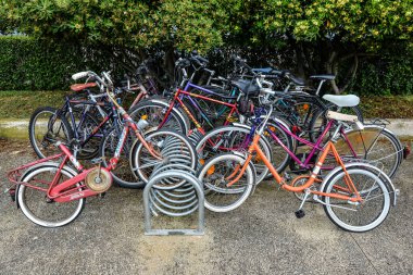 Vrsar, Hırvatistan - 22 Mayıs 2020: Hırvatistan 'ın Vrsar kentindeki bisiklet parkı. Belediye bisiklet parkı