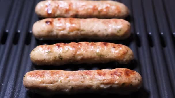 Bort Korv Från Grillen Närbild Upplösning Video Utsökt Stekt Rostning — Stockvideo