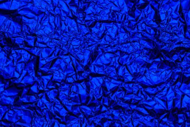Doku arkaplanı için parlak buruşuk yüzeyi olan mavi folyo arka plan. Yanardöner yüzey kırışık folyo.