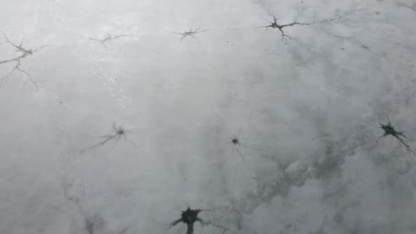 Крупним Планом Вид Дрон Озеро Або Річку Тріщини Танення Льоду — стокове відео